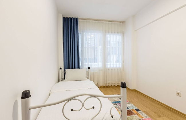 Charming Kadıköy Apartment With City Views - Photo 5