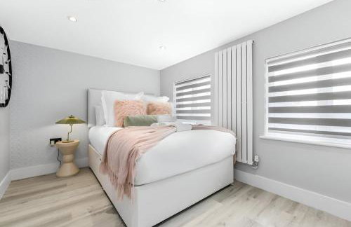 The Ultimate Hangout 4BR Modern House with Garden - Photo 2