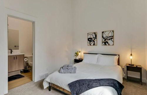 3 Min to DT - 2 Car Garage - Lux Townhome - King Bed - Foto 13