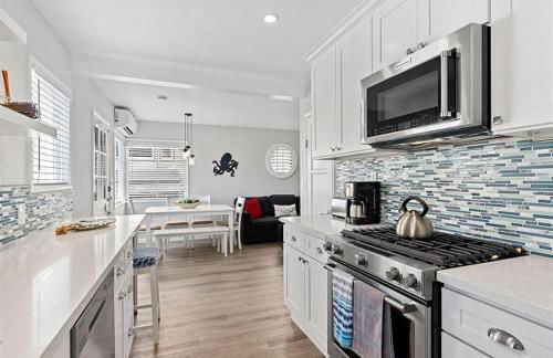 Balboa Paradise - Renovated Coastal Haven - Photo 4