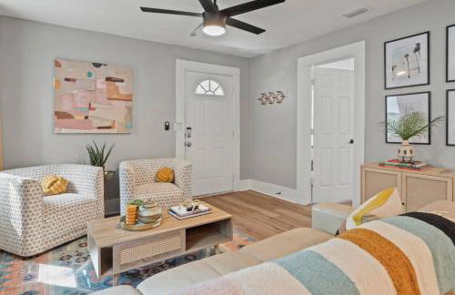 Urban Flamingo Retreat Modern Meets Tropical in this Beautiful, Updated Pet Friendly 3BD Pool Home with Outdoor Living Space - Foto 6