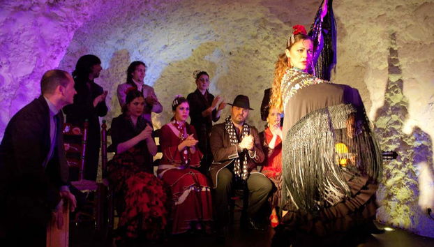 Bailaora sobre el tablao de El Templo del Flamenco