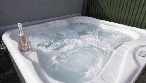 Riverside Cottage & Shepherd’s Hut with Hot Tub - Foto 3