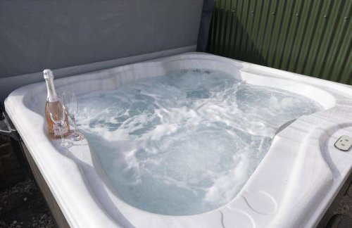 Riverside Cottage & Shepherd’s Hut with Hot Tub - Foto 3