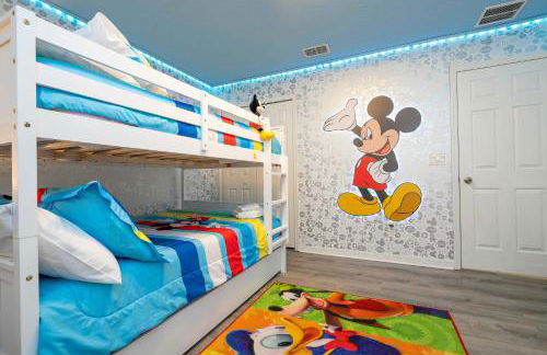 4BR Lakefront - Themed Rooms - Pool & BBQ! - Foto 19