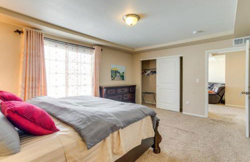 6 Mi to DIA Spacious Home with Backyard in Denver! - Foto 14