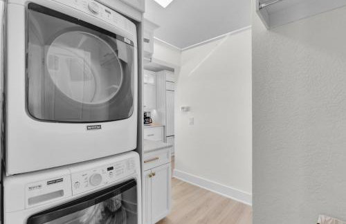 NEW LISTING! Reel Joy Waterfront Luxe with Pool and Private Dock home - Foto 66