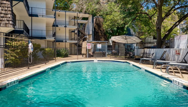 Prime Soco Airy 1BR King Suite w Pool Parking - Foto 3, Zimmer