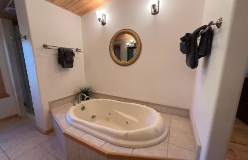 The Carriage House Walk to River Lake In Town - Foto 45