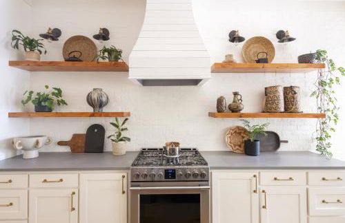 Beryl West - Artful 3BR Bentonville Pet-Friendly - Foto 11