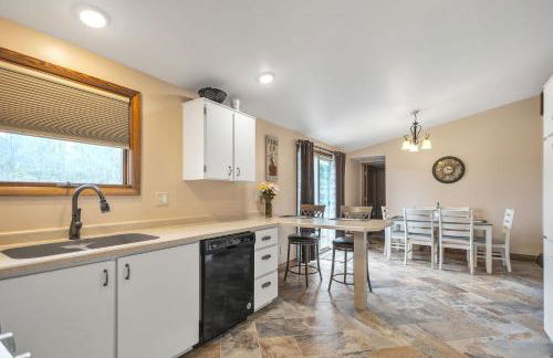 Serene Riverside Retreat home - Foto 21