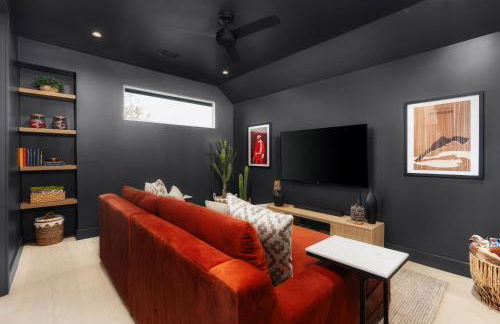 Heated Pool, Game Room, Outdoor Movies, Mins to Downtown, Sleeps 14 - Foto 13