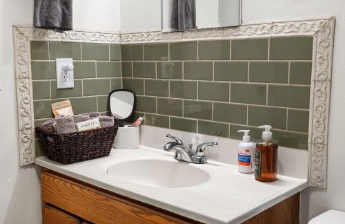 MacArthur Lakefront • Sunroom • Sleeps 6 - Foto 18