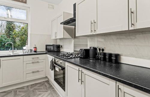 Manchester Contractor House - Fast WiFi - Sleeps 7! - Foto 16