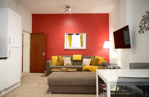 Autumn Breeze - 2BR - Sofa Bed - WiFi - Free Parking - Central - Didsbury - Photo 5