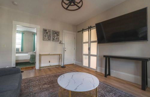 Charming 4-BDR - Walk to Downtown & Free parking! - Foto 2