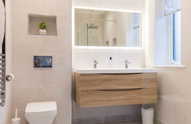 Stylish new Home With Parking - King Beds Garden - Foto 70