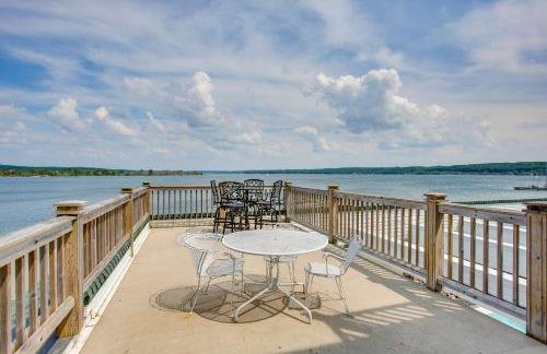 Gorgeous Onekama Condo with Pool and Lake Access! - Foto 18