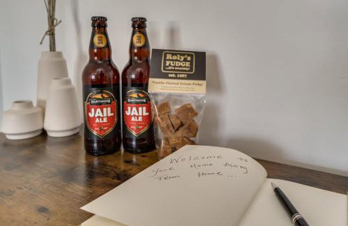 Chic and Bright Apartment Near the Water - Photo 18