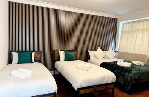 BE-1st Floor Quad Room in Wembley! - Foto 1