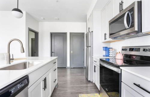 Bright & Cozy 2BR Retreat w Parking Broad Ripple - Foto 25