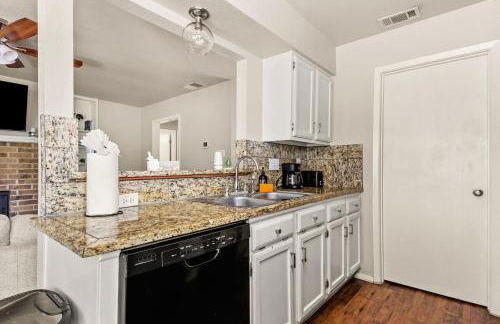 Serene SoCo Escape, Walk to Cafes and Free Parking - Photo 7