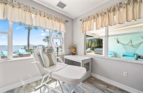 Game Room Theater Luxurious Waterfront Retreat - Photo 49