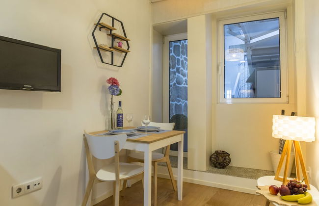 Bright 3BR Flat w/ AC in City Center by LovelyStay - Photo 33