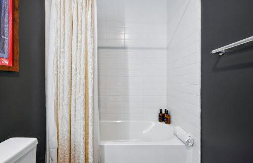 The Rhythm and Rooftop Penthouse Walk To Broadway with Pool and Amazing Views - Foto 43