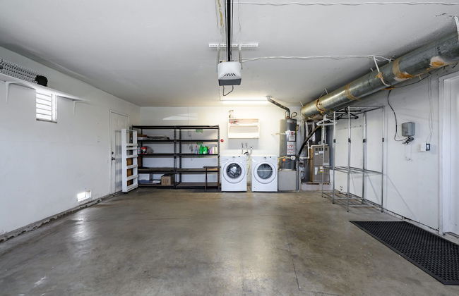 Spacious Family Retreat w Garden Modern Comfort - Photo 23