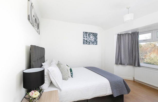 Skyvillion - Enfield 4bed House W Garden & Parking - Photo 5