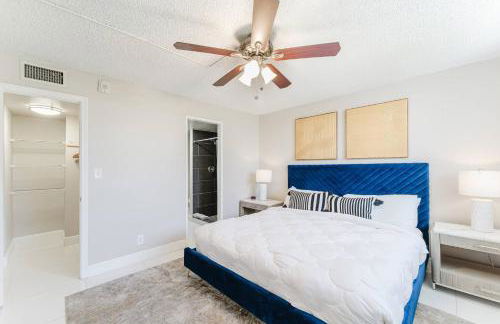 Across from Beach | Balcony • Pool • Parking • 2BR - Foto 27