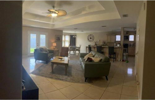 Minutes to Shopping, Dining and Fun Family Stay - Sleeps 6 - Foto 4