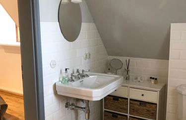 Dachgeschosswohnung Warft Simmerdeis in Reetdachhaus mit parkähnlichem Garten - Foto 11