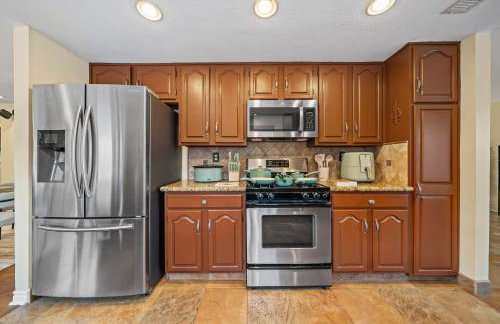 Entire Private Home with 4 Bedrooms, Pool, Hot Tub, King Bed, Garage, Available Now - Foto 13