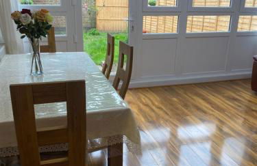 Luxury 3 Bedroom Flat with Garden - Photo 16