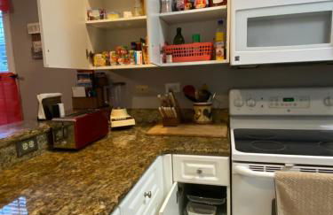 First Class Treatment Luxurious end unit Patio Pool Restaurant Bar on premises Steps away from Everything else! Spacious Condo Stocked with all You Need! - Foto 10