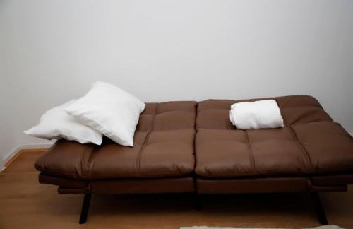 PrimeLuxe Stays - Modern 1BR Apartment with Private Garden Sleeps 4 Near ExCeL and London City Airport - Photo 8