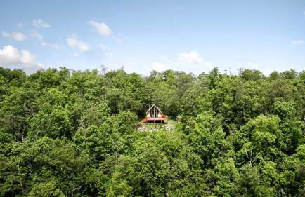 Rustic-Modern Chalet w/ Fire Pit, Deck & Views in Slanesville, WV - Foto 9