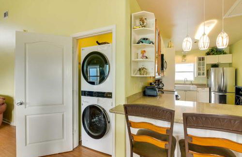 Walk to Crystal Beach! Family Retreat with Deck - Foto 14