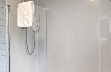 Cear 2- Private Hot Tub- Perth-Pet Friendly Lodge - Photo 15