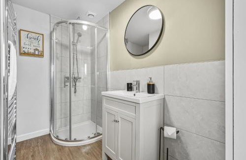 3-BR Luxe Cowes Cottage Harbour Views, Sleeps 6, with Private Garden - LONG TERM STAY WINTER SPECIAL OFFER AVAILABLE! - by Blue Puffin Stays - Foto 21