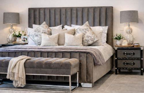 Luxury 4BR Smart Home with Smart Features, Garden, SkyStream & Free Parking - Sleeps Up To 8 in Gerrards Cross SL9 - Photo 3