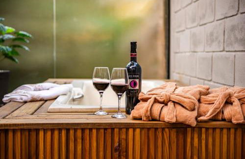 Tiny House com Banheira Privativa, Deck no Jardim com Rede Suspensa sobre o Riacho e Lareira Externa em Meio à Natureza - Photo 1