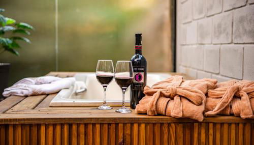 Tiny House com Banheira Privativa, Deck no Jardim com Rede Suspensa sobre o Riacho e Lareira Externa em Meio à Natureza - Foto 1