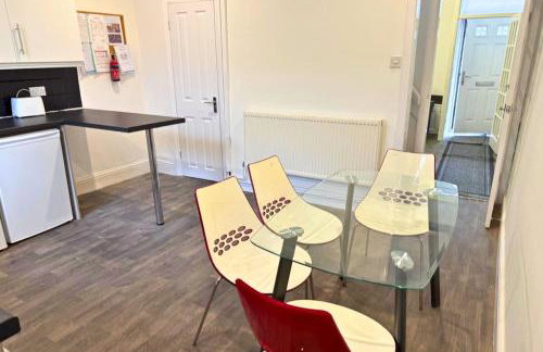 Newly Refurbished 2-Bedroom House in Manchester Ideal for Contractors with Free Parking & WiFi - Foto 10