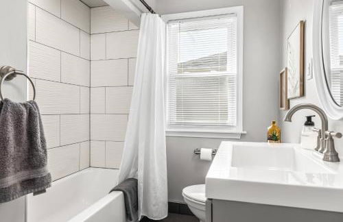 Warm & Comfy 2BR, Huge Backyard, Great Location! - Photo 13