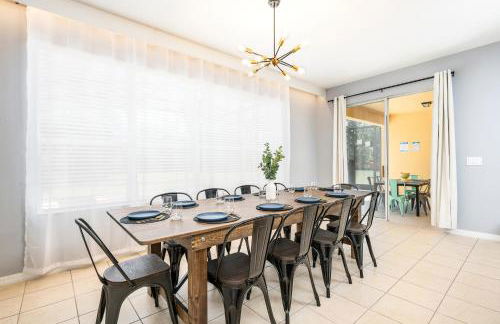 Family Retreat 6BR Villa with Private Pool, Spa & Theater near Disney - Foto 14