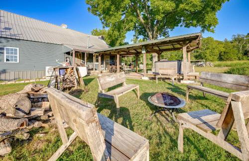 Hot Tub and Creek Views Secluded Perryville Cabin - Foto 3