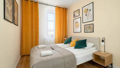 Yellow Apartment in Poznań with Air Conditioning and Desk for Remote Work by Noclegi Renters - Foto 2, towels